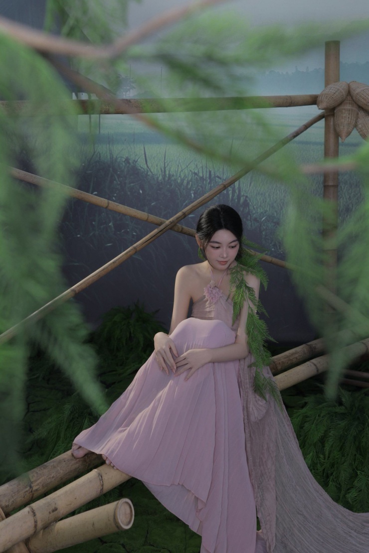 Ngay sau khi xuất hiện, những hình ảnh này nhanh chóng nhận được sự quan tâm lớn từ cộng đồng mạng, với hàng chục nghìn lượt yêu thích cùng nhiều bình luận tích cực. Nhiều người nhận xét rằng Lọ Lem ngày càng trưởng thành trong cách thể hiện hình ảnh cá nhân, nhưng vẫn giữ được nét giản dị vốn có.