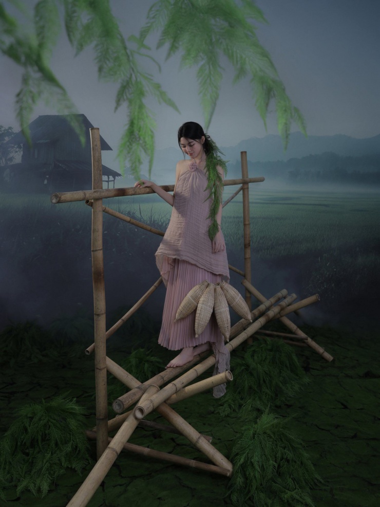 Bên cạnh nhan sắc "cực phẩm" thừa hưởng từ cả bố và mẹ, cô nàng còn được ngưỡng mộ bởi thành tích học tập đáng nể. Lọ Lem thường xuyên cùng bố Quyền Linh tham gia các hoạt động thiện nguyện, sống giản dị và lễ phép.