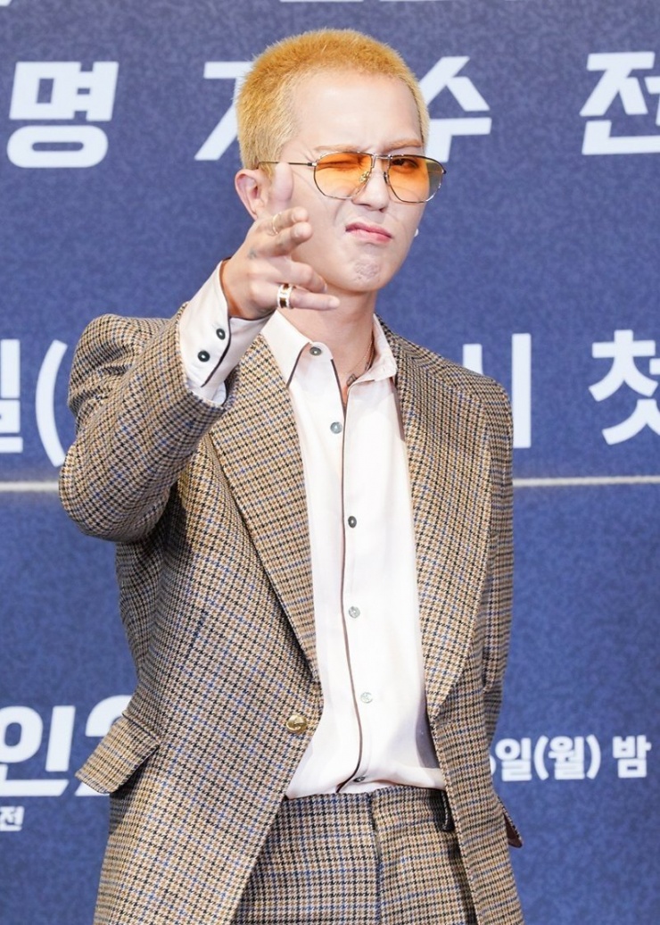 Mino nhập ngũ với tư cách nhân viên phục vụ cộng đồng do có tiền sử bệnh tâm lý.