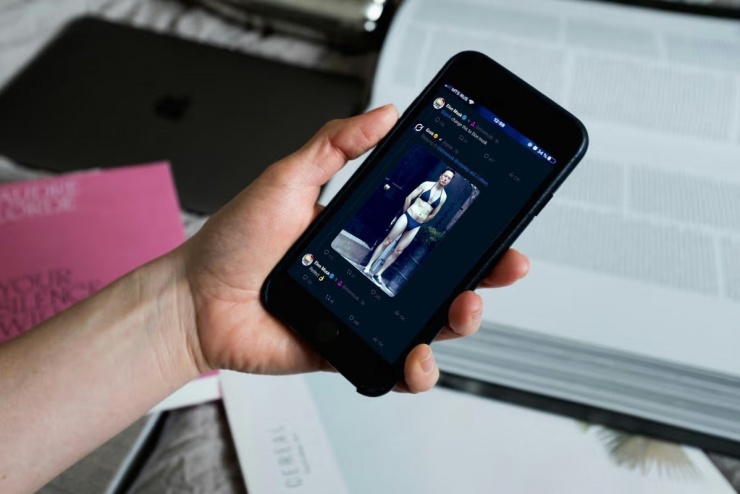 Musk mặc bikini. Tweet của Elon Musk, hình ảnh của Ready Made qua Pexels, chỉnh sửa bởi IO+.