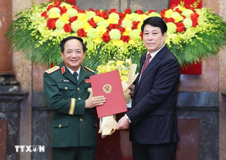 Chủ tịch nước trao Quyết định thăng quân hàm Đại tướng cho Chủ nhiệm Tổng cục Chính trị QĐND Trịnh Văn Quyết. Ảnh: TTXVN