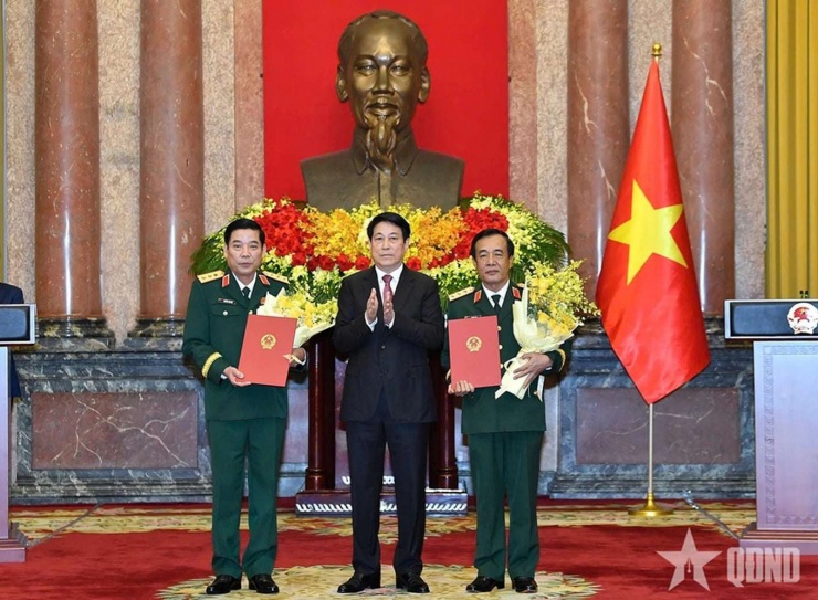 Chủ tịch nước trao Quyết định thăng quân hàm Thượng tướng đối với các ông Nguyễn Văn Gấu, Lê Đức Thái. Ảnh: Báo QĐND