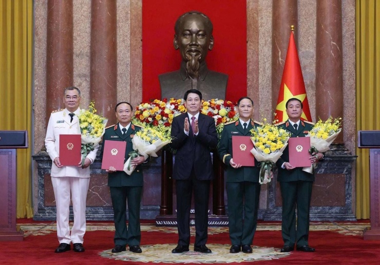 Các sĩ quan cấp cao Quân đội và&nbsp;Thượng tướng Tô Ân Xô (mặc cảnh phục màu trắng) được thăng quân hàm, cấp bậc hàm từ Trung tướng lên Thượng tướng. Ảnh: TTXVN