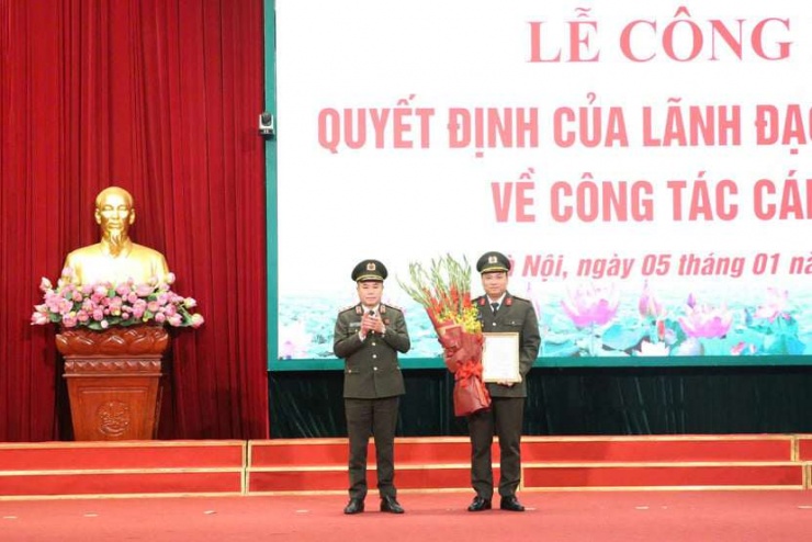 Trung tướng Nguyễn Thanh Tùng, Giám đốc Công an TP Hà Nội trao Quyết định, tặng hoa chúc mừng Đại tá Nguyễn Tiến Đạt, Phó Giám đốc Công an TP Hà Nội được bổ nhiệm chức danh Thủ trưởng Cơ quan An ninh điều tra. Ảnh: CAHN.