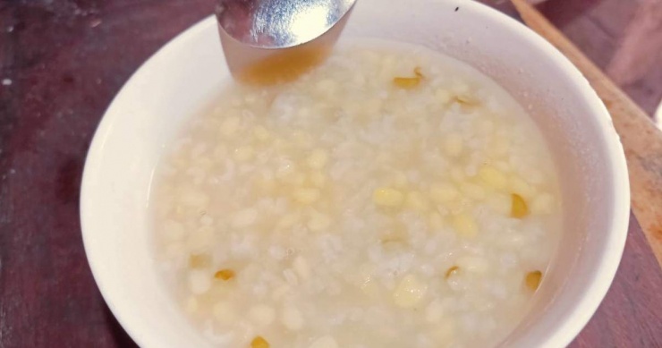 Cháo đậu xanh nấu nhạt giúp bổ tỳ vị sau cảm lạnh.