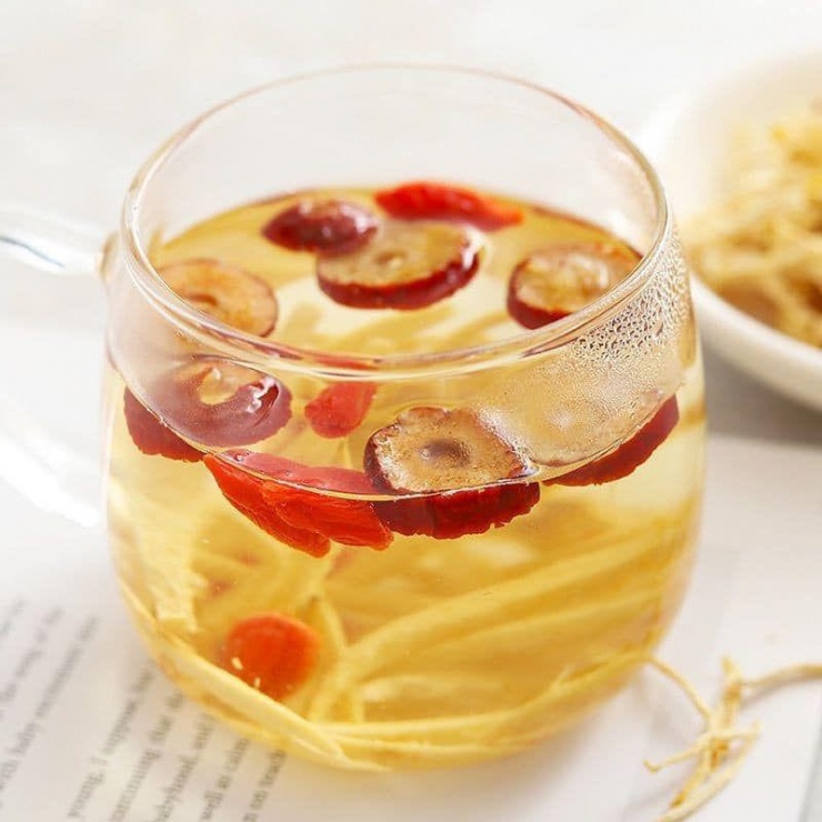 Trà gừng táo đỏ loãng phù hợp giai đoạn dưỡng bệnh sau cảm lạnh.