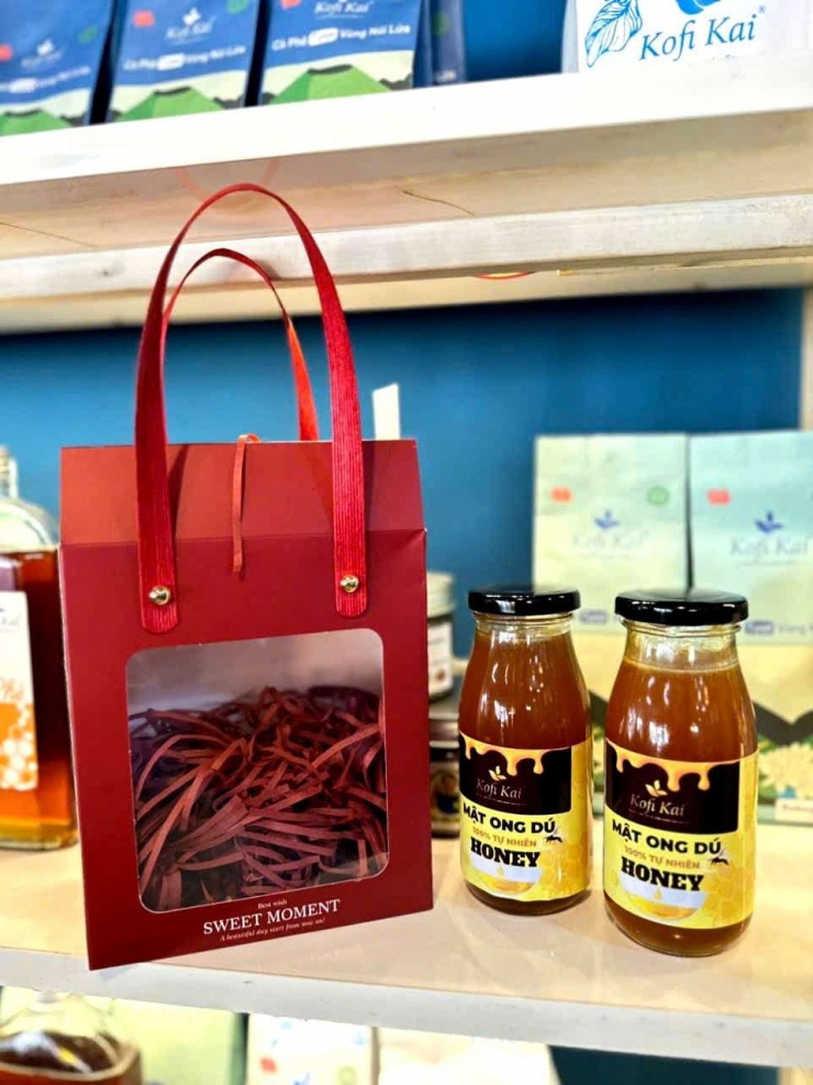 Một sản phẩm mật ong dú trở thành quà tặng ngày Tết. Ảnh: T.Đ