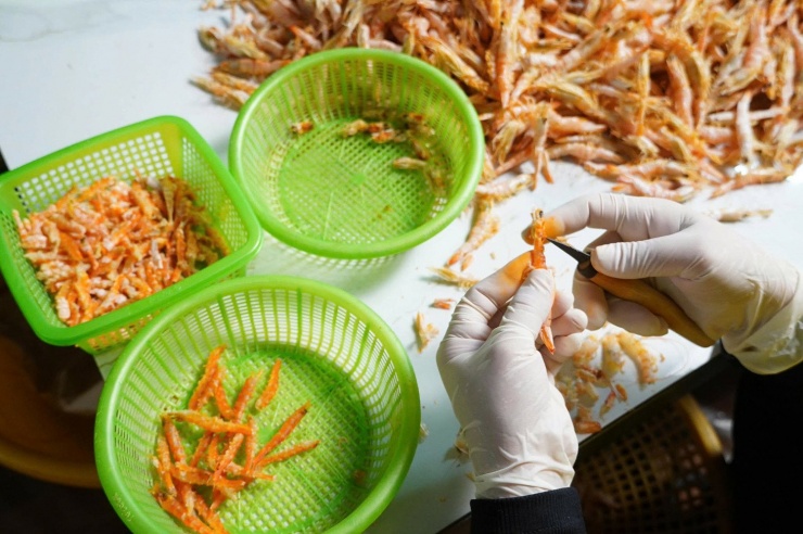 Tôm khô móng chim Cà Mau là mặt hàng quà biếu được nhiều khách hàng ưa chuộng. Ảnh: T.T