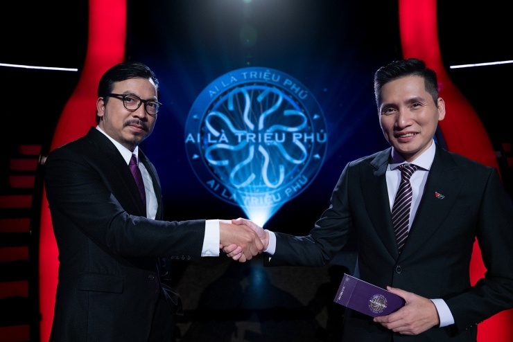 MC Đinh Tiến Dũng chính thức trao lại vị trí ghế nóng quyền lực của "Ai là triệu phú" cho MC - BTV Quốc Khánh. Ảnh: VTV3