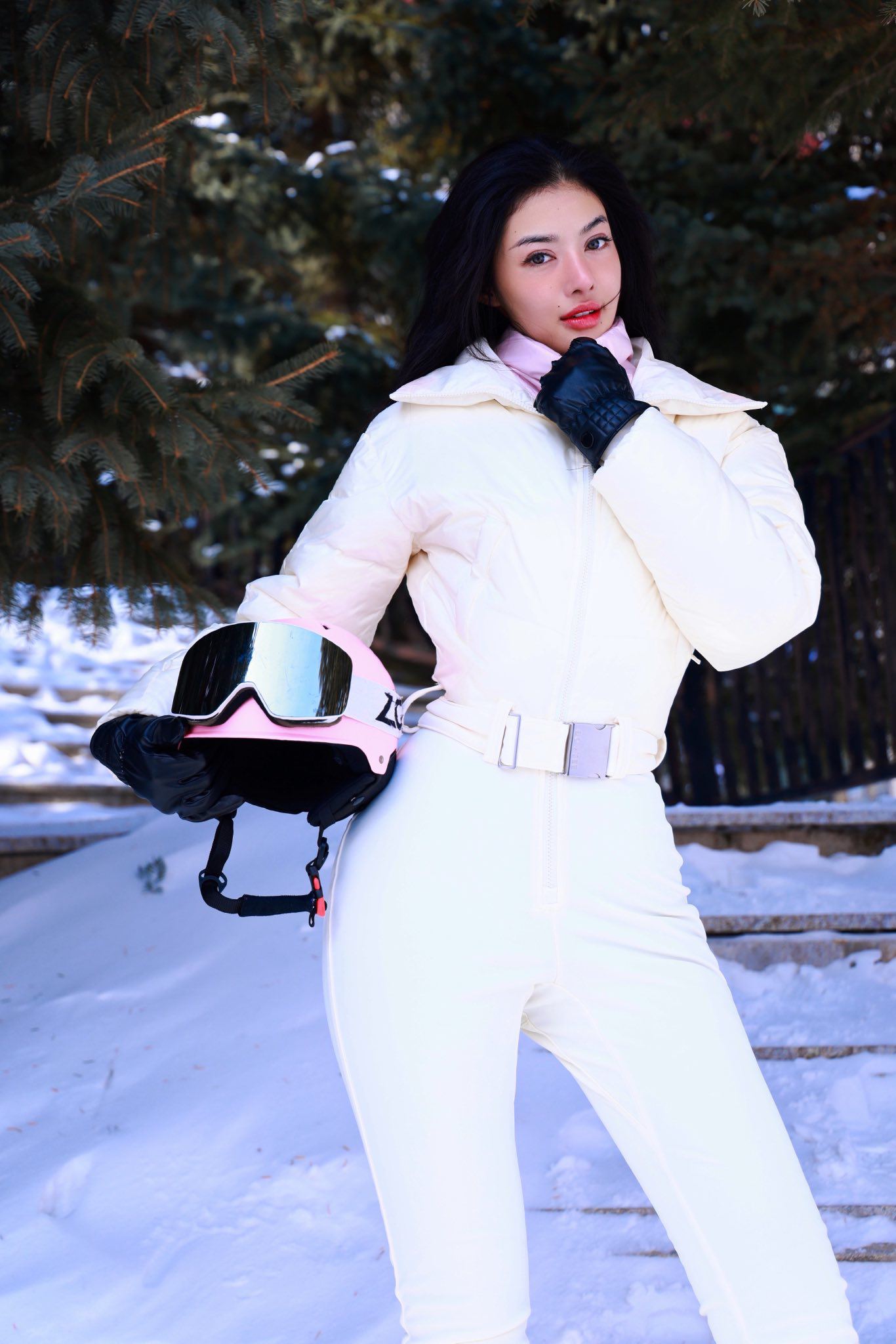 Kiều Loan mặc đồ phao ôm sát thân hình khi đi trượt tuyết. Trang phục giúp cô tạo đường cong nhưng vẫn ấm áp giữa tuyết trắng.