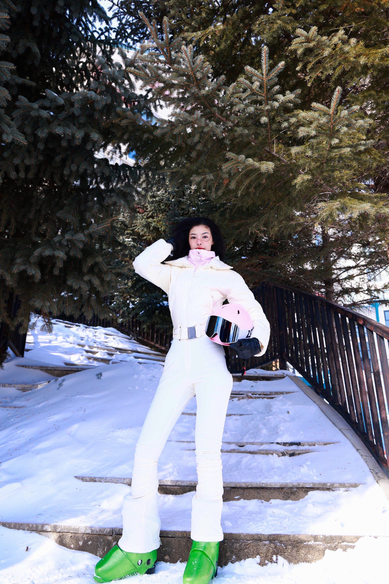 Kiều Loan mặc đồ phao ôm sát thân hình khi đi trượt tuyết. Trang phục giúp cô tạo đường cong nhưng vẫn ấm áp giữa tuyết trắng.