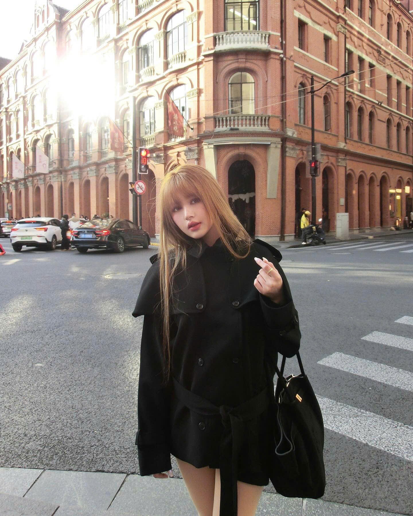 Xoài Non mặc váy siêu ngắn phối boots cao đến đầu gối, tay trong tay cùng Gil Lê đi chơi Thượng Hải.