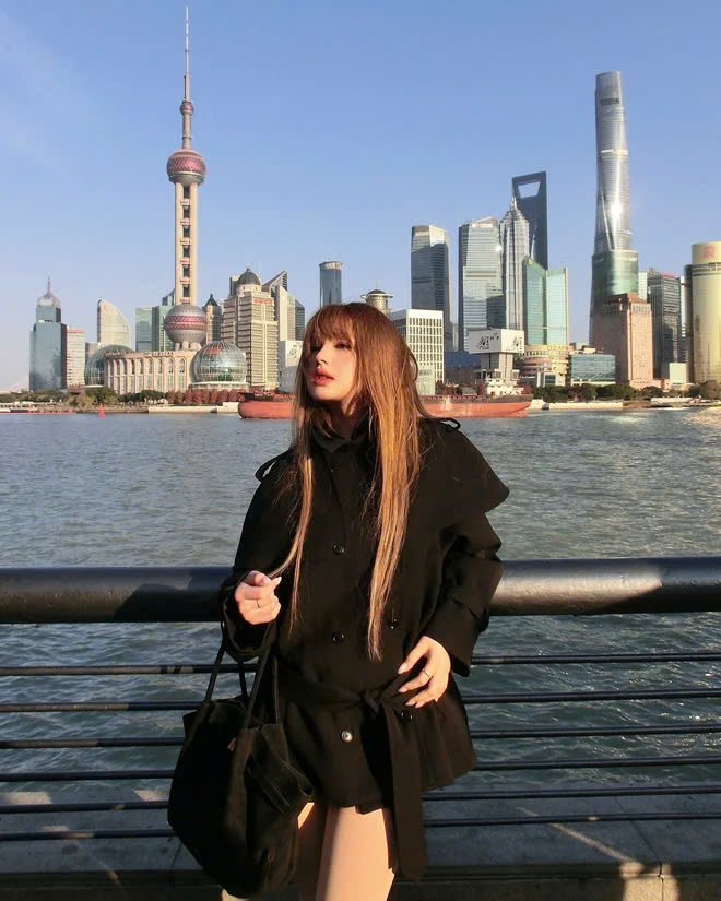 Xoài Non mặc váy siêu ngắn phối boots cao đến đầu gối, tay trong tay cùng Gil Lê đi chơi Thượng Hải.