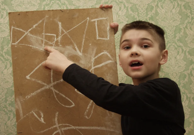 Boris có thể kể tên tất cả hành tinh khi mới ba tuổi. Ảnh: The Sun