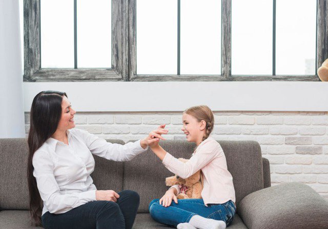 Theo Giáo sư Lisa Feldman Barrett, chính những hoạt động đời thường ấy lại là "lớp học" đầu tiên và sinh động nhất giúp trẻ phát triển trí tuệ. Ảnh minh họa