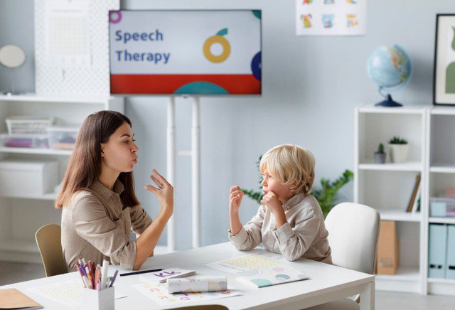 Việc thường xuyên nói chuyện với con ngay từ khi còn rất nhỏ có tác động lớn đến sự phát triển trí tuệ, đặc biệt là khả năng ngôn ngữ. Ảnh minh họa