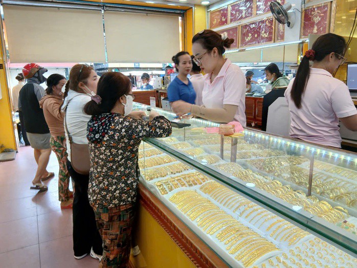 Giá vàng hôm nay 5-1: Giá vàng thế giới tăng vọt - 1