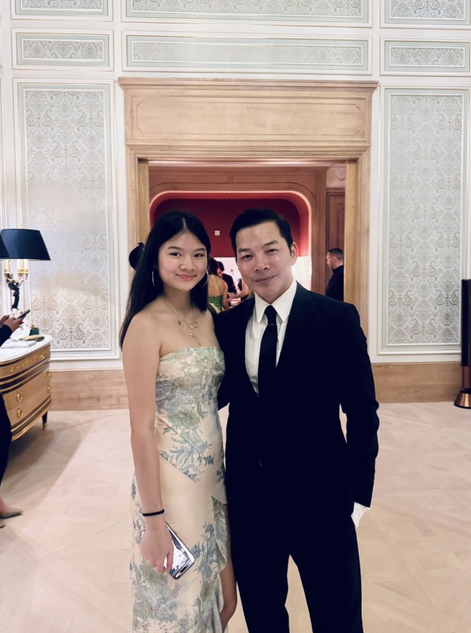 Ảnh sao 5/1: Tiên Nguyễn khoe sắc bên mẹ và em dâu tương lai - 1