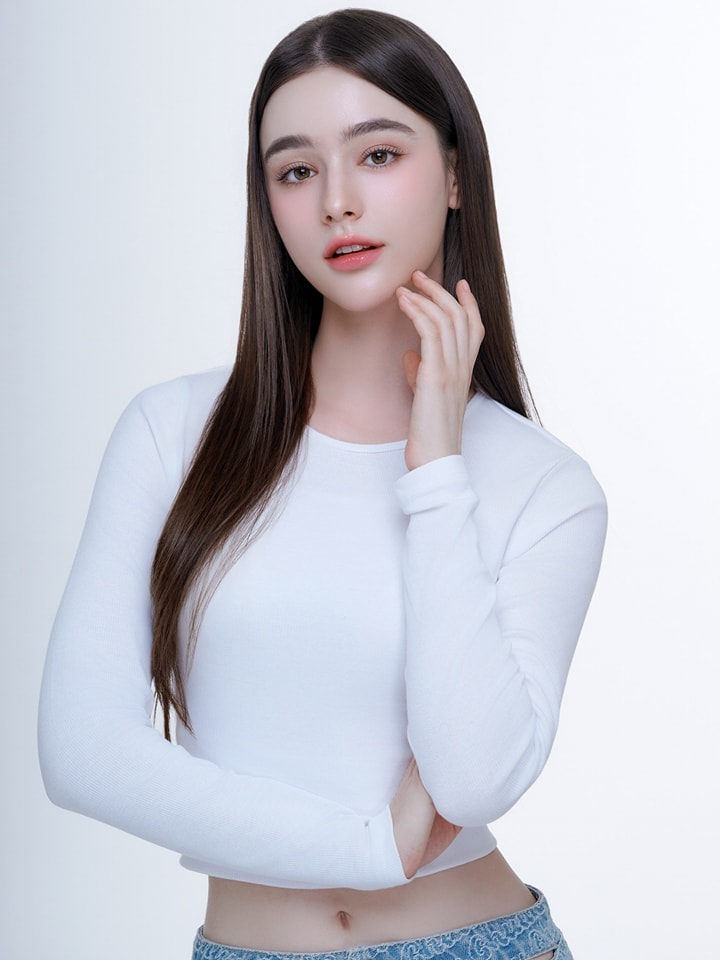 Người đẹp chuộng lối trang điểm nhẹ nhàng với kem nền, phấn má dạng lỏng. Trên YouTube, cô từng cho biết vượt qua thời gian bị mụn nhờ lối sống khoa học, ngủ đủ giấc, uống nhiều nước ấm, thăm khám bác sĩ. Hiện cô dưỡng da theo phương châm "less is more" (Càng ít càng chất lượng). Cô rửa mặt với loại sữa tạo ít bọt, hạn chế chà xát, dùng lotion thấm nhanh, hạn chế dùng điện thoại sau khi dưỡng da.