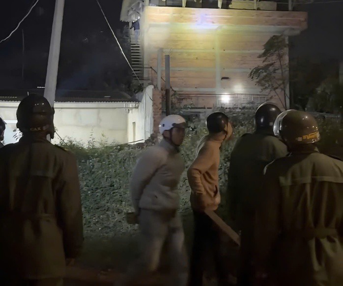 Lực lượng chức năng và người dân truy tìm nghi phạm giết người trong đêm