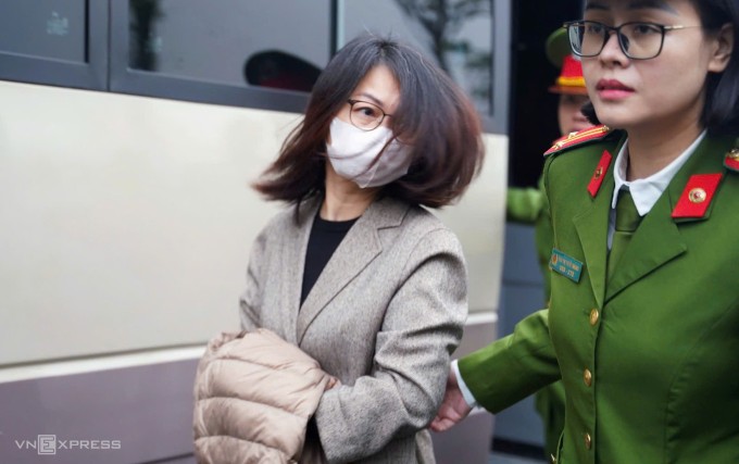 Bà Trần Việt Nga bị đưa tới TAND Hà Nội. Ảnh: Phạm Dự