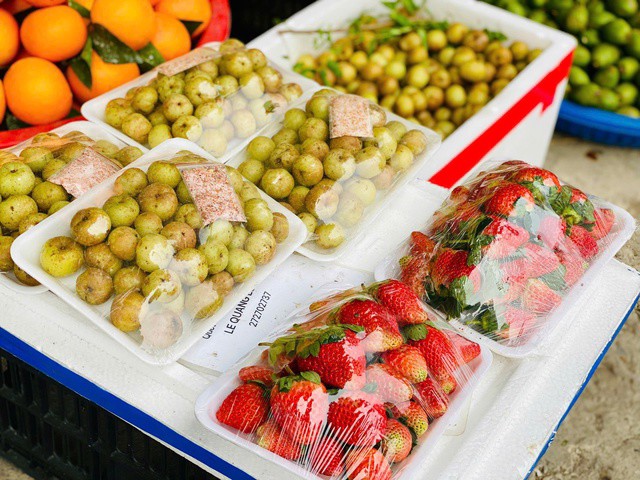 Hiện trên thị trường có hai loại me rừng phổ biến: Loại quả xanh, kích thước nhỏ, vị chua chát đậm và loại quả to hơn, khi ngả vàng nâu thì vị chua dịu và có hậu ngọt nhẹ.