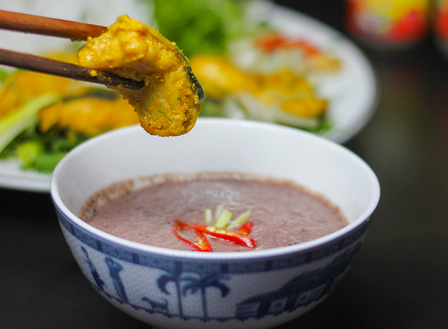 Dù cẩn thận trải khăn che rồi chấm mắm tôm ăn, nhưng vô tình vẫn có thể dây mùi vào người.