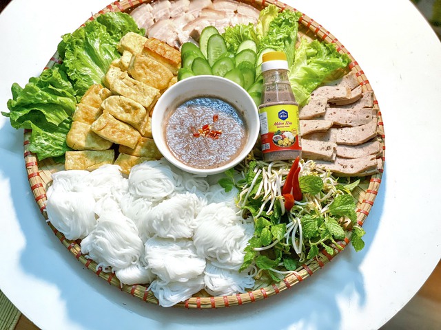 Mắm tôm, bằng cách rất riêng, trở thành thứ khiến người ta thấy… đã miệng. Ảnh internet