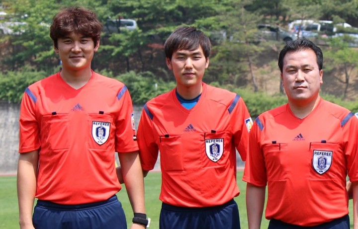 Trọng tài Choi Hyun-jai (giữa) bắt chính trận U23 Việt Nam vs U23 Jordan.