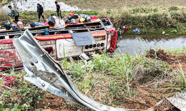 Xe khách lao xuống suối sau khi đâm vào dải phòng hộ mềm ven đường. (Ảnh: Đ.X.)