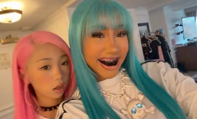 North West (phải) và bạn trong video TikTok gây chú ý.