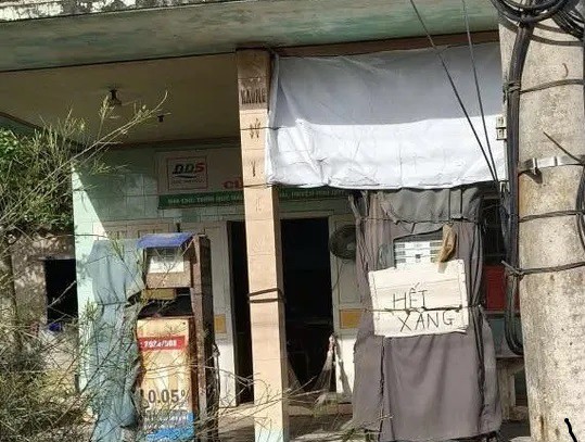 Một điểm kinh doanh xăng dầu trên đặc khu Phú Quý treo bảng hết xăng. Ảnh: NDCC.