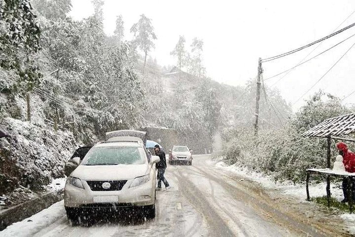 Rất đông người dân, đặc biệt là các bạn trẻ đổ lên mạn Trạm Tôn, Bát Xát ngắm tuyết rơi vào tháng 12/2013 . (Ảnh: Phạm Vũ Sơn)