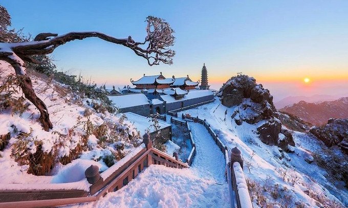 Năm 2021, tuyết từng phủ dày trên "nóc nhà Đông Dương", với độ dày tới 60cm, tạo nên nhiều khung cảnh ấn tượng, thu hút đông đảo du khách và nhiếp ảnh gia tìm đến Fansipan. (Ảnh: Sungroup)