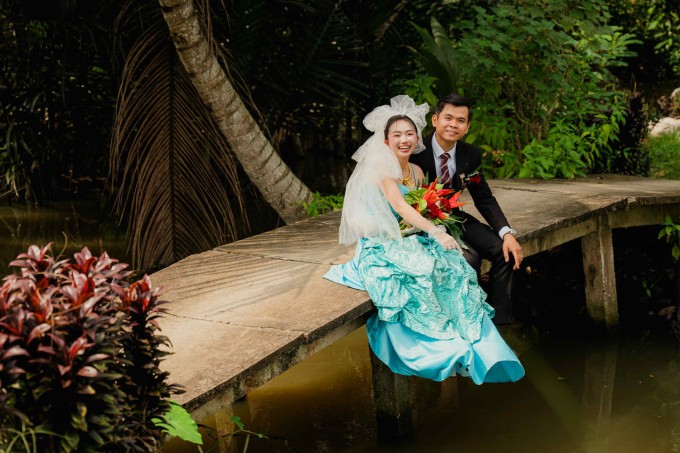 Khó khăn nhất với cô dâu là tìm trang phục phù hợp với bối cảnh mà vẫn hợp thời. Ảnh: NVCC.