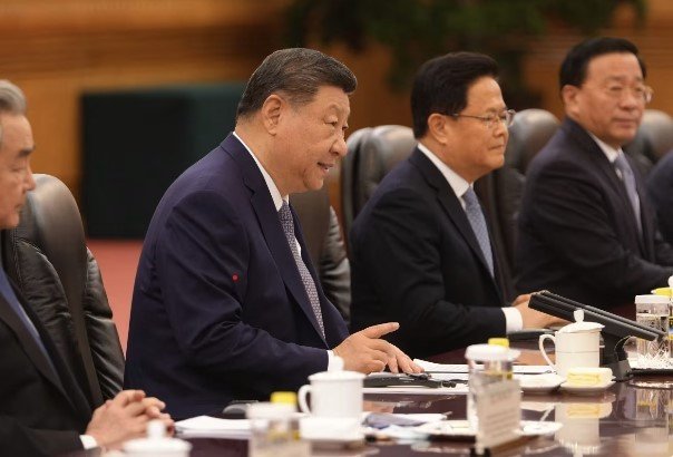 Chủ tịch Trung Quốc Tập Cận Bình trong cuộc gặp với Thủ tướng Ireland Micheál Martin. (Ảnh: AP)