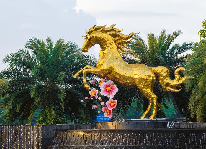 Linh vật ngựa vàng do nghệ nhân Đinh Văn Tâm chế tác đặt tại Sân bay quốc tế Đà Nẵng