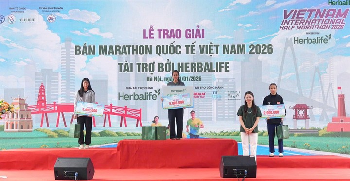 Trao giải thưởng tại giải chạy Bán marathon Quốc tế Việt Nam.