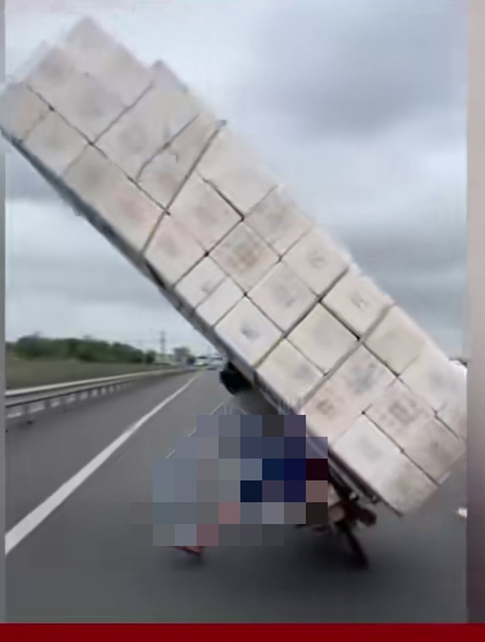 Hình ảnh người chạy xe máy "làm xiếc" trên cao tốc đang gây tranh cãi dữ dội. Ảnh cắt ra từ clip trên TikTok