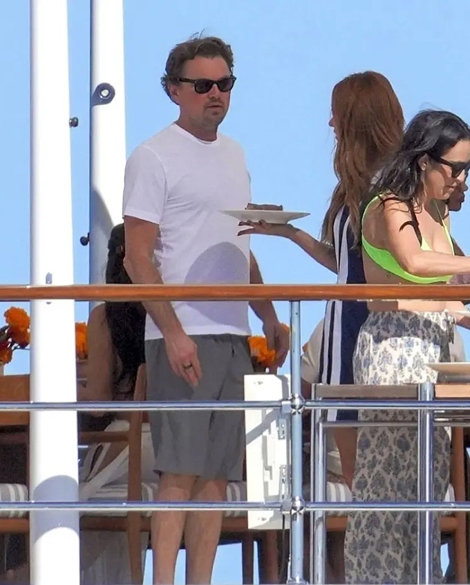 Leonardo DiCaprio và bạn gái (váy kẻ) trên siêu du thuyền của Jeff Bezos tuần trước. Ảnh: Backgrid