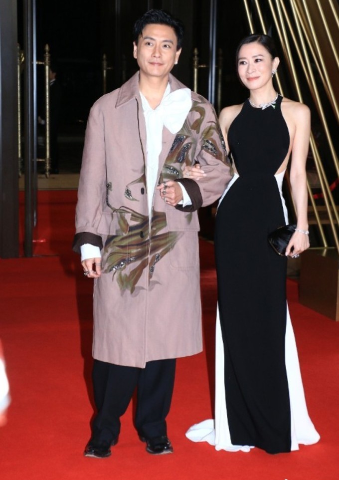 Huỳnh Tông Trạch sánh đôi Xa Thi Mạn trên thảm đỏ. Ảnh: TVB