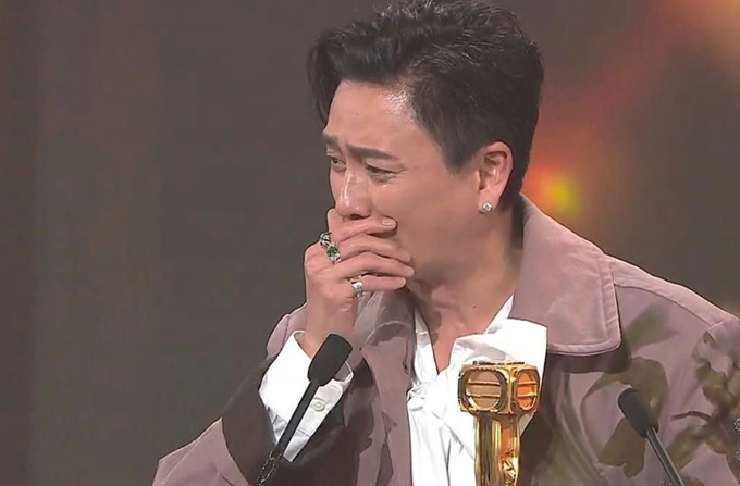 Tông Trạch khóc trên sân khấu. Ảnh: TVB