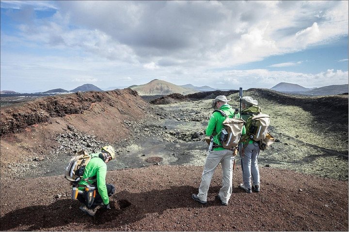 Nhà du hành vũ trụ Roscosmos và học viên chương trình Pangaea kiểm tra tảng đá tại đảo Lanzarote, Tây Ban Nha. (Ảnh: eoPortal)