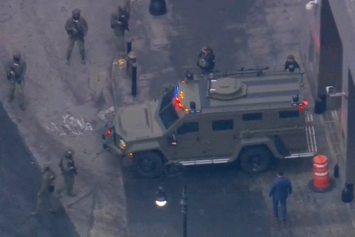 Ông Maduro trên đường được đưa đến tòa án. (Ảnh: Reuters)