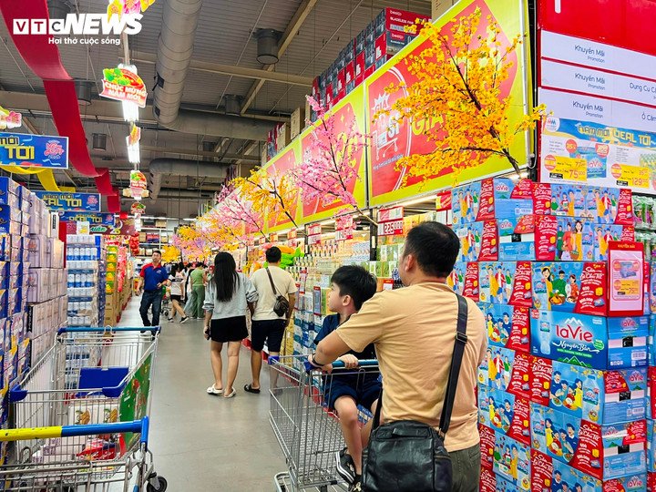 Bánh kẹo, nước giải khát và đồ uống phục vụ Tết đã phủ kín quầy kệ, đa dạng chủng loại và mức giá.