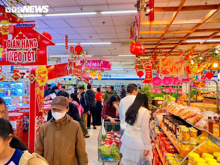 Không gian siêu thị được trang trí đậm sắc xuân, các quầy hàng Tết thu hút người dân tham quan, lựa chọn từ sớm.