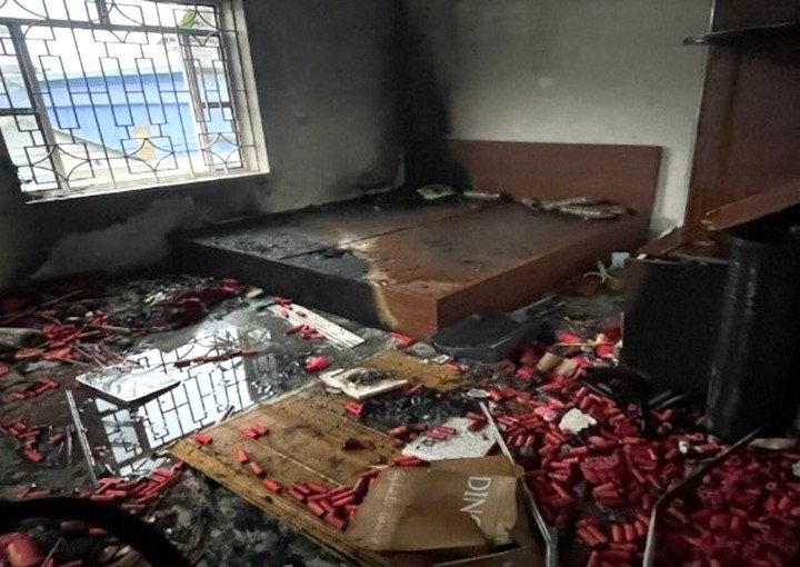 Nhiều xác pháo tại hiện trường.