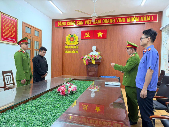 Cơ quan chức năng tống đạt quyết định khởi tố bị can, lệnh bắt tạm giam "Tý hai lầu"