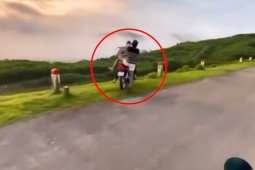 Clip: Dở khóc dở cười hai thanh niên bốc đầu xe, lao thẳng xuống “đồng cỏ xanh”