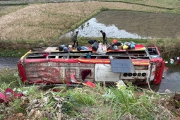 Lật xe khách chở 25 người ở Sơn La